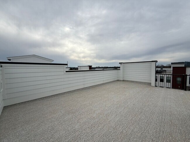 Building Photo - **OFFERING FIRST MONTH'S RENT FREE, $200 MOVE IN PROMOTION & REFUNDABLE APPLICATION FEES** New Co...