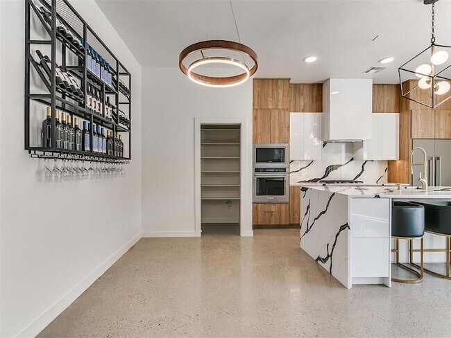 Building Photo - 605 N Idaho Ave