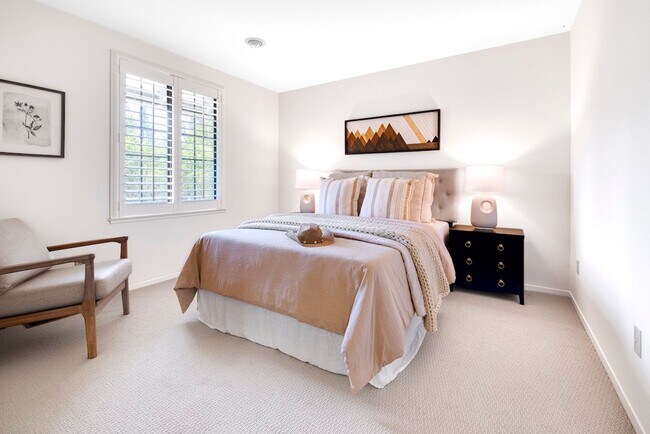 Building Photo - 8 Racquet Ct