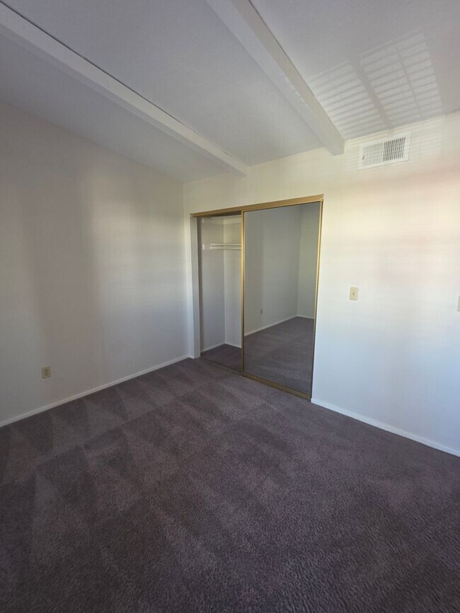 Building Photo - Beautiful CONDO 2 Bedroom- 2 Bath