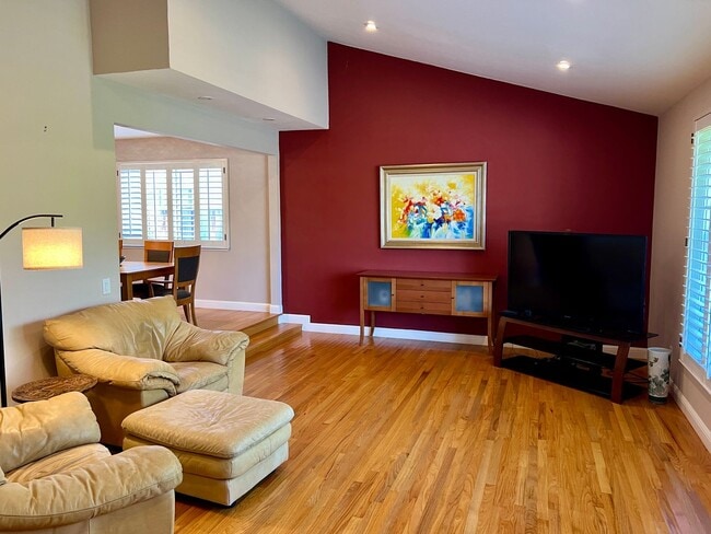 Building Photo - Largest of the very popular Kay floor plan...