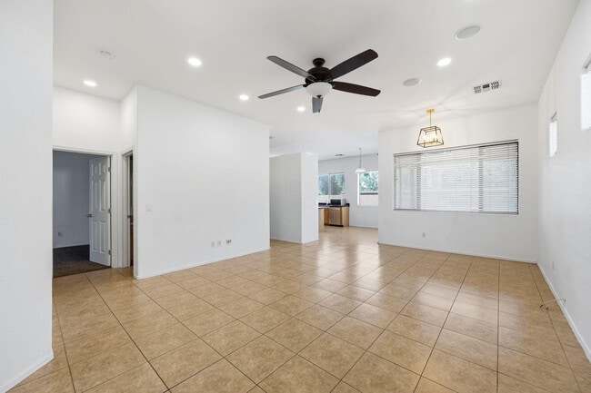 Building Photo - 906 E Sheffield Ave