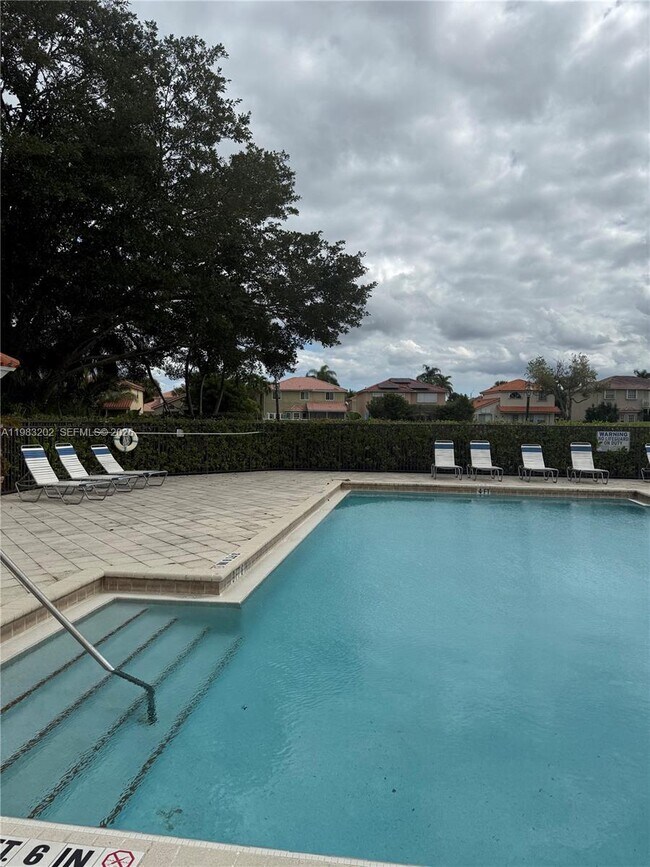 Building Photo - 3310 Pinewalk Dr N