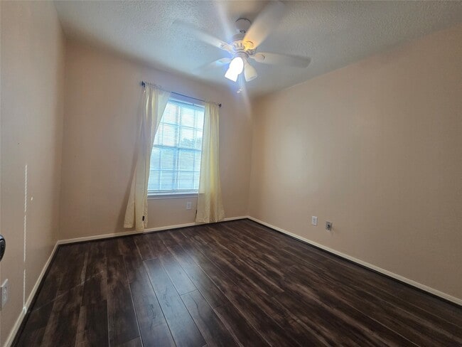 Building Photo - 16102 Mission Village Dr