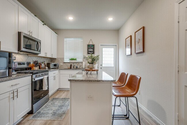 Building Photo - Beautiful Home in Highly Desired Sunset Pointe- 3 Bed, 2 Bath in SW Fort Worth- Crowley ISD- 76123