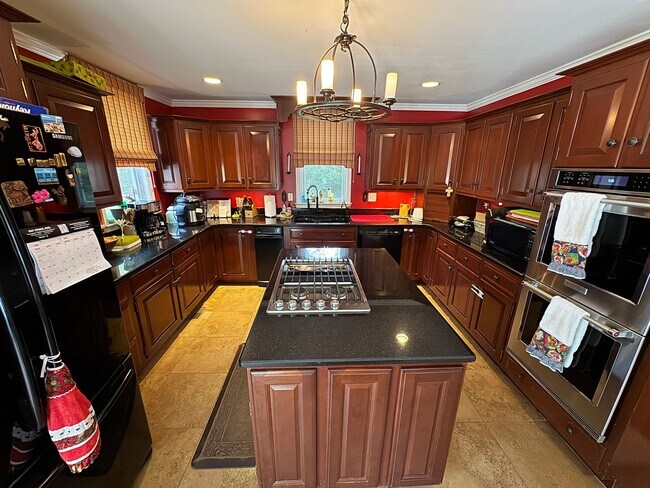 Building Photo - Fantastic 5 Bed 5.5 Bath Single Family Hom...