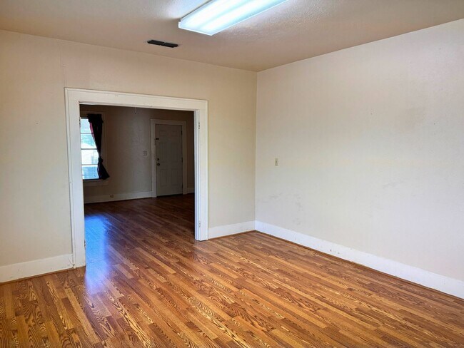 Building Photo - Cute 2 Bed 1 Bath Craftsman Home