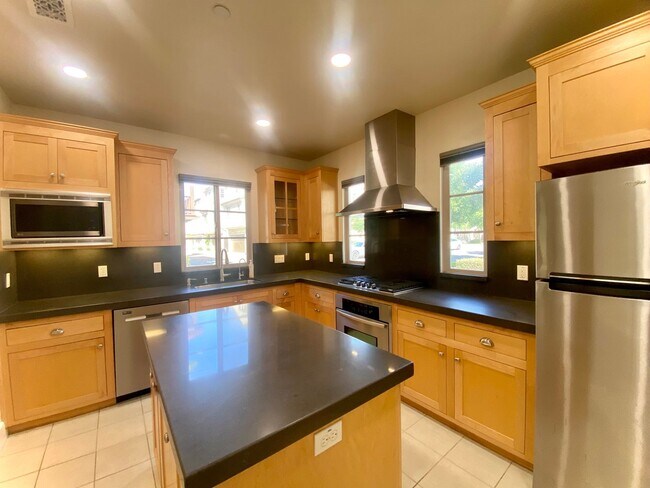 Building Photo - Modern Fremont Home with Expansive Loft for Rent!