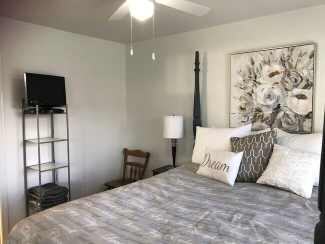 Building Photo - 525 Primrose Dr