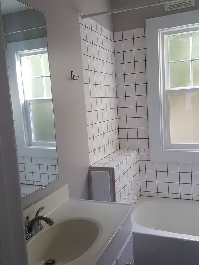 Building Photo - 4 Bed, 1 Bath, Large fenced yard, Shop, En...