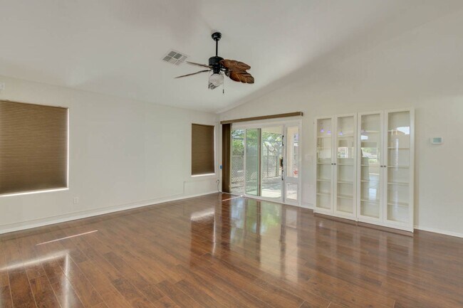 Building Photo - New Listing in Peoria