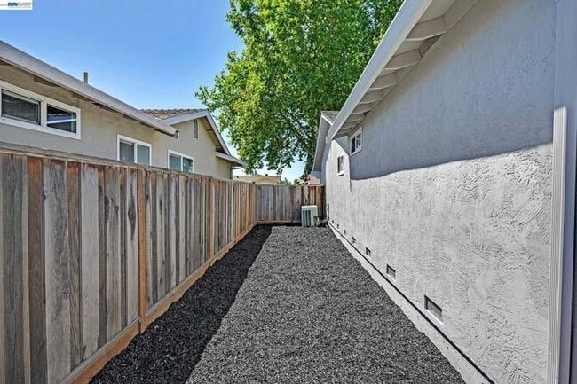Building Photo - 6877 Rayland Ct