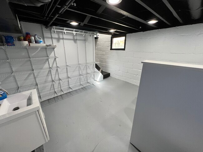 Building Photo - 931 Thomas Rd