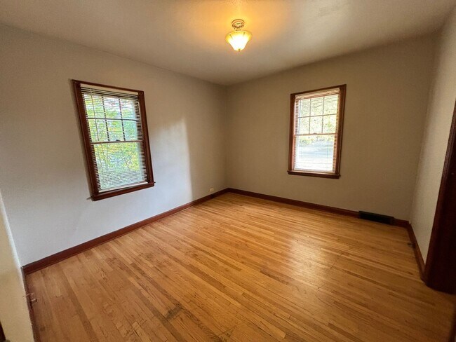 Building Photo - 4 Bedroom House Near MSUM!