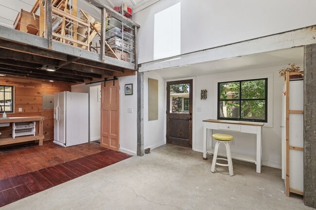 Building Photo - Beautiful Historic 4BR/3BA Gem | Hillsboro...