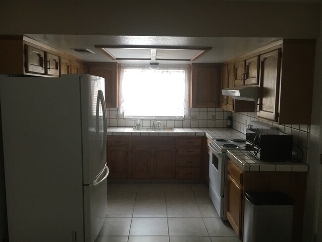 Building Photo - Clean Family Home in Ceres!