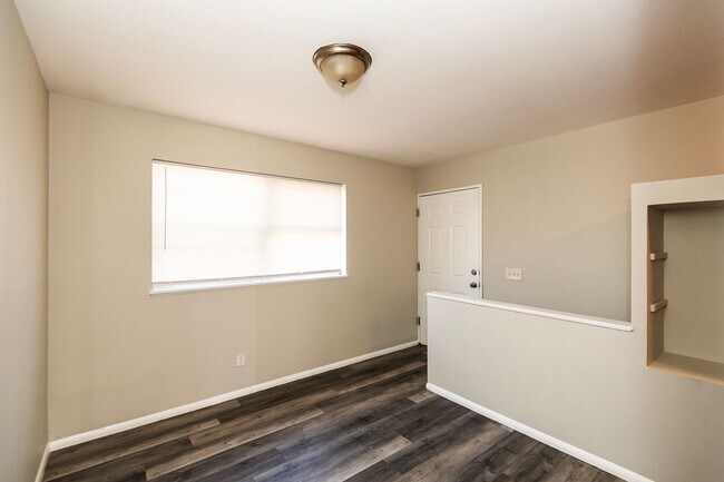 Building Photo - Amazing 3 Bedroom 1.5 Bathroom Home