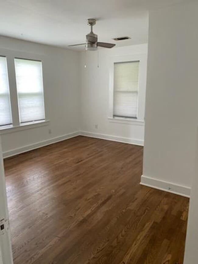 Building Photo - FOR LEASE!! Great location!