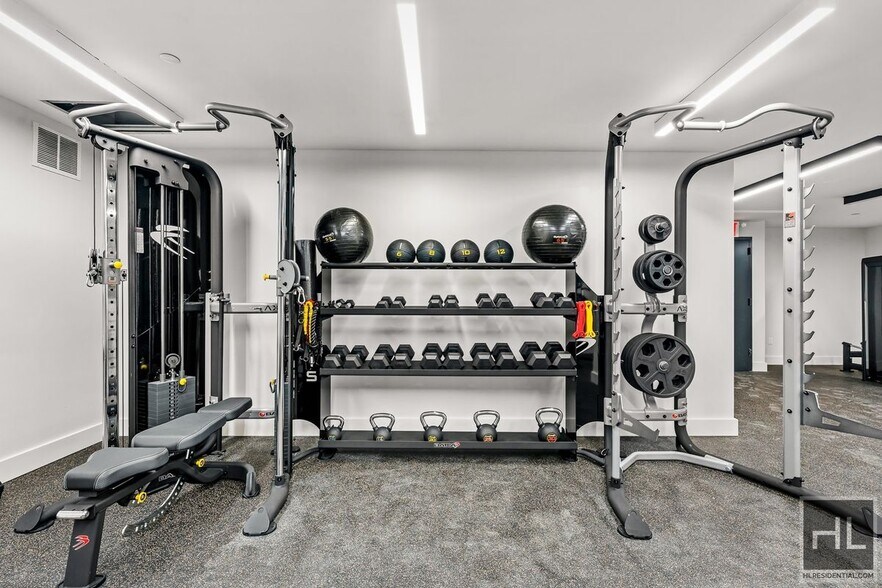 Building Photo - BRUCKNER BOULEVARD