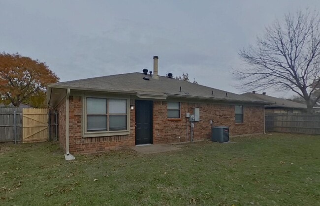 Building Photo - MOVE IN READY