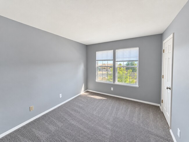 Building Photo - 760 Lake Front Dr