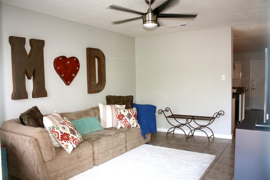 Building Photo - 3408 Dolphin Dr