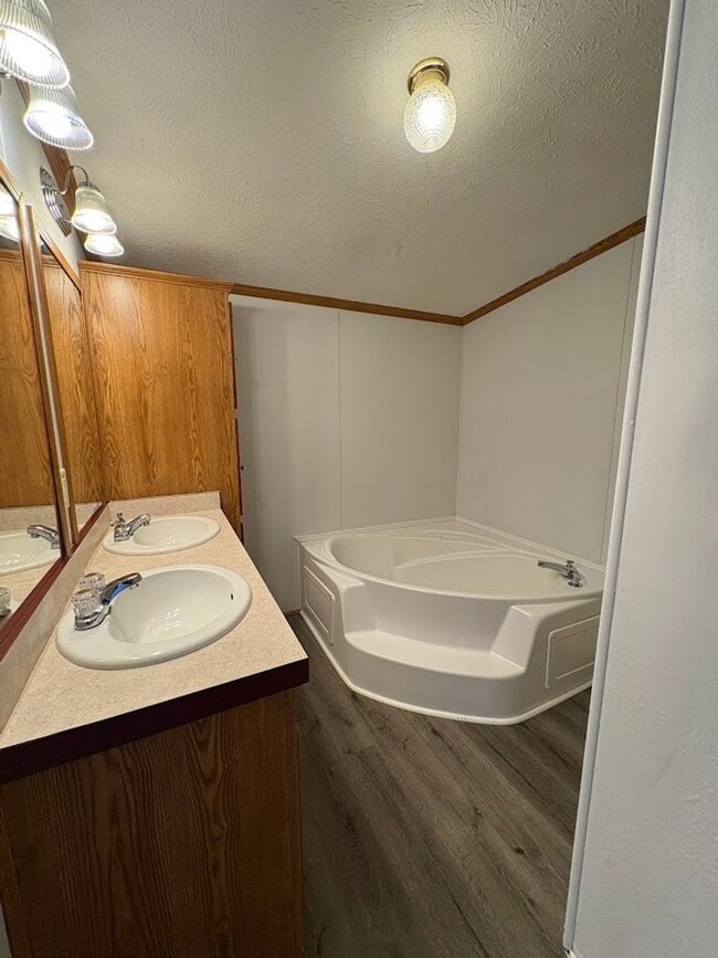 Building Photo - Three bedroom two bathroom home for rent