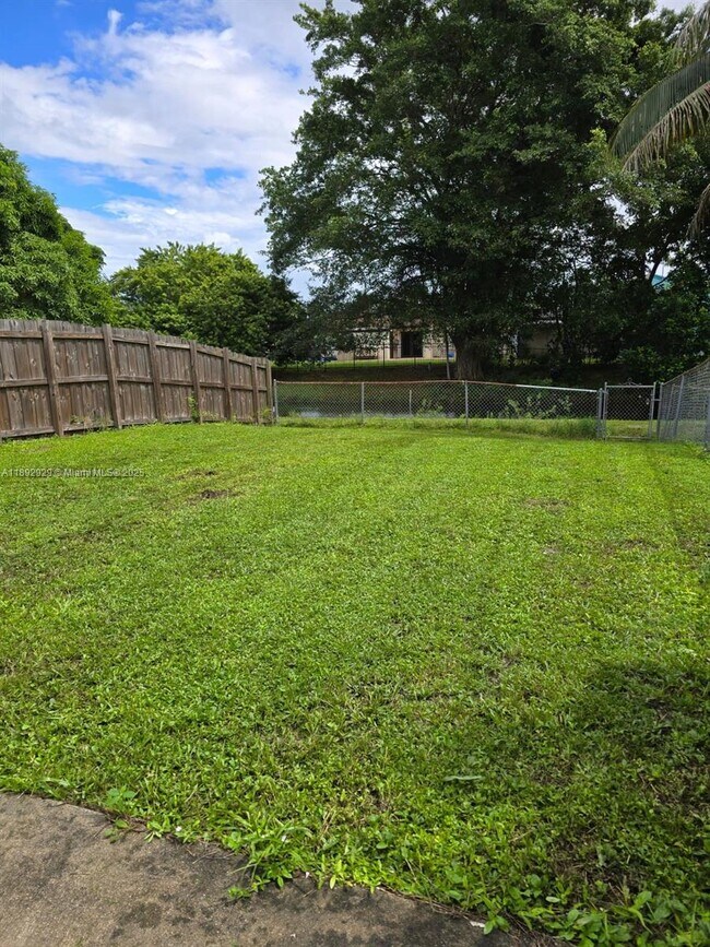 Building Photo - 1213 SW 74th Ave