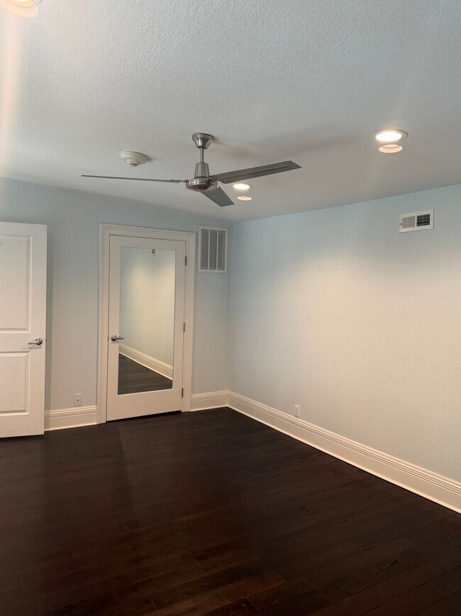 Building Photo - Modern Apartment Downtown Washington