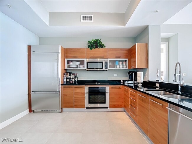 Building Photo - 3000 Oasis Grand Blvd