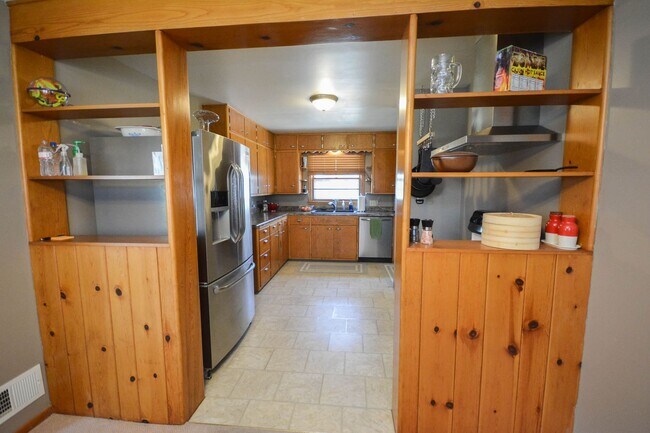 Building Photo - Spacious ranch style home in amazing Lowertown location!