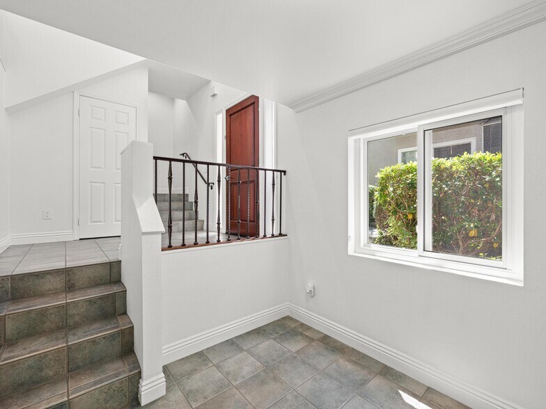 Building Photo - 501 Herondo St