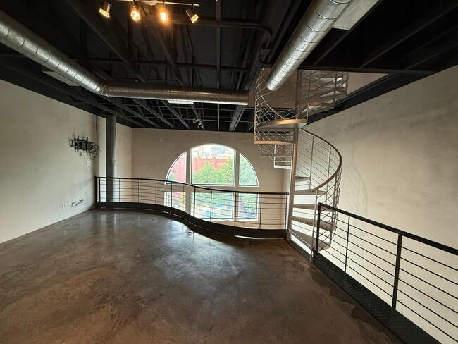 Building Photo - 825 W Daggett Ave