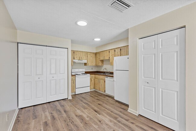 Building Photo - 3800 SE 17th Ct