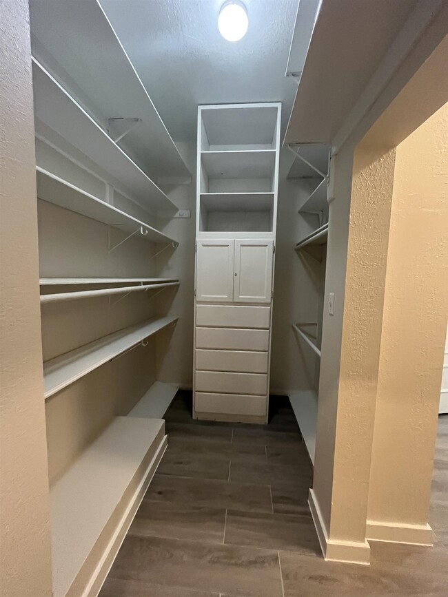 Building Photo - 1800 Country Club Dr