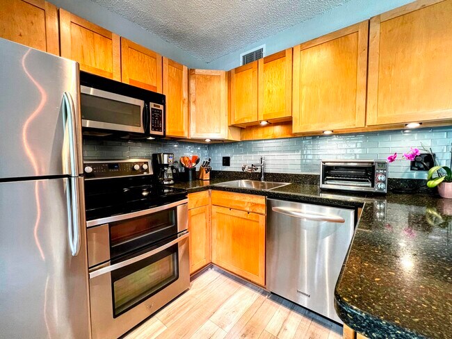 Building Photo - 2660 NE 8th Ave