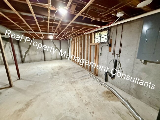 Building Photo - Spacious 4 Bedroom Home in Shawnee Mission!