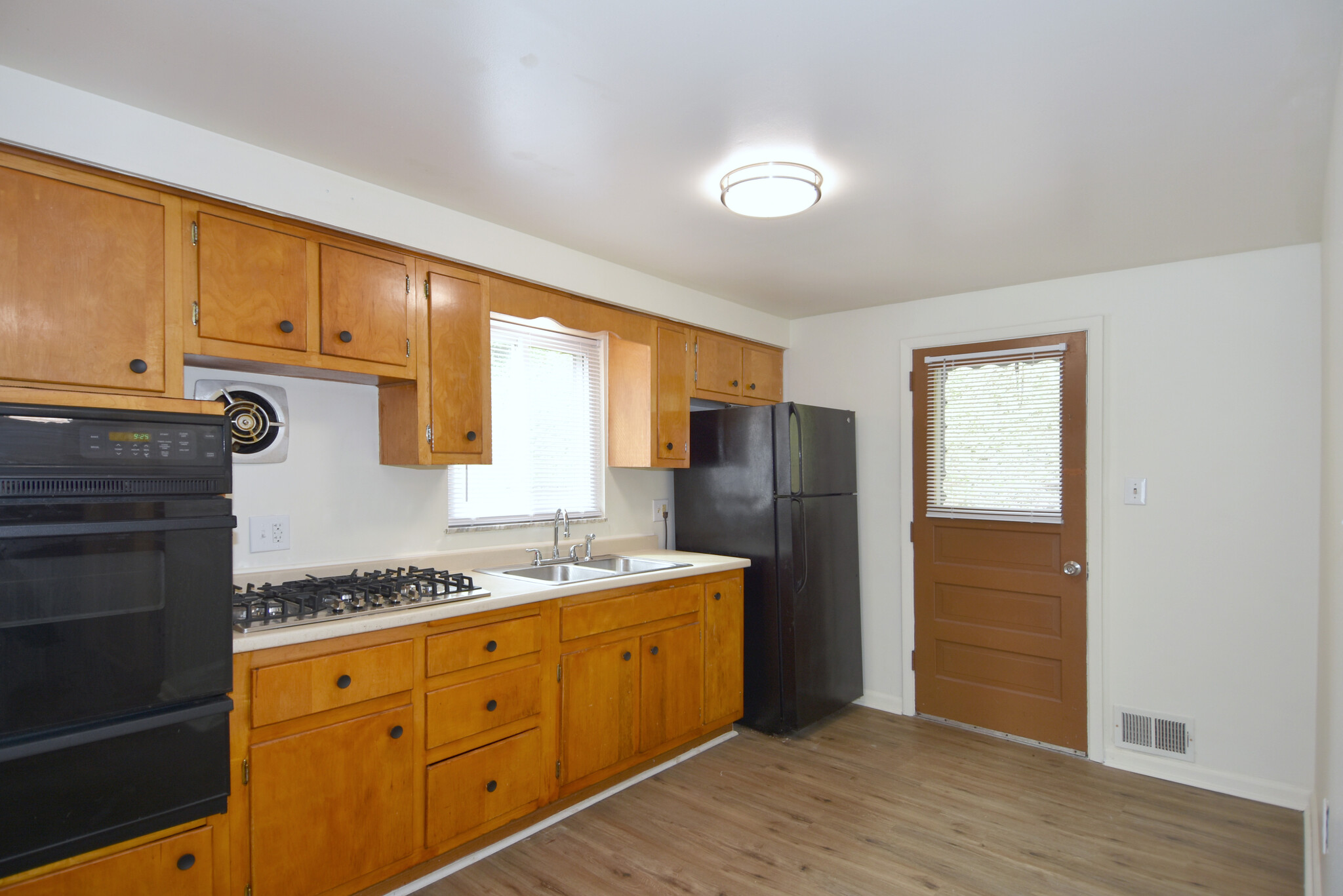Freshly painted spacious kitchen has room for open shelving & storage, all-new luxury vinyl plank fl - 3156 Glendale Ave