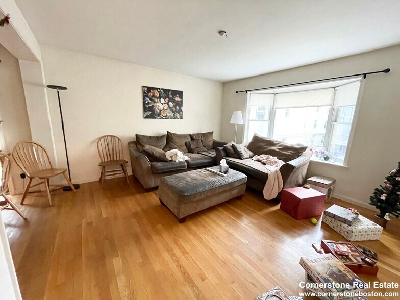 Building Photo - 62 Hillside St