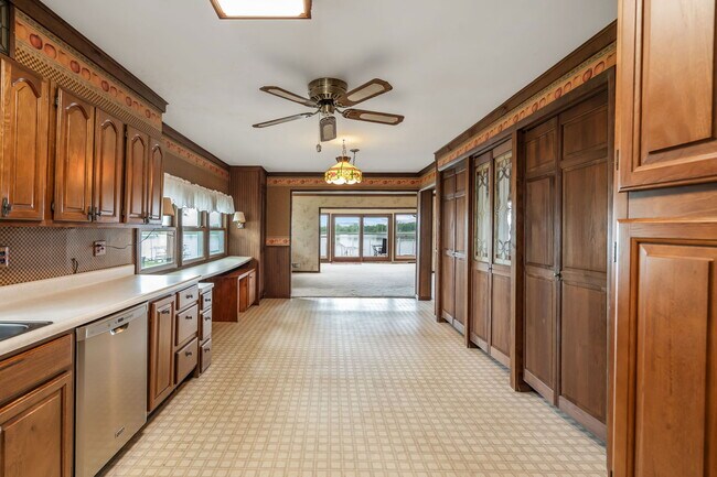Building Photo - 2083 Chapman Lake Dr