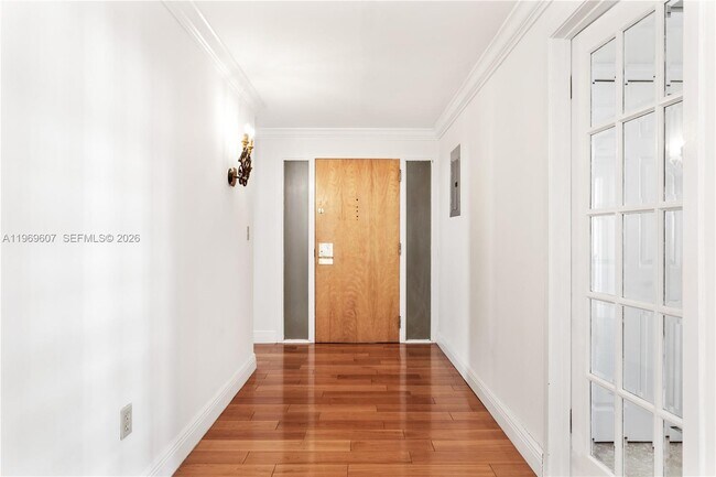 Building Photo - 1000 Venetian Way