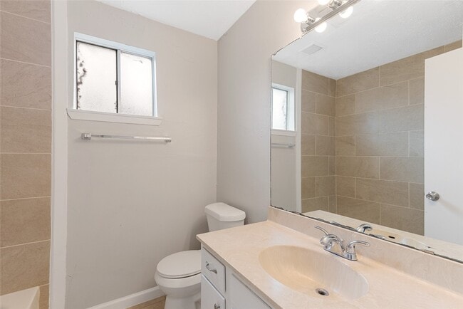 Building Photo - 743 Deercrest St