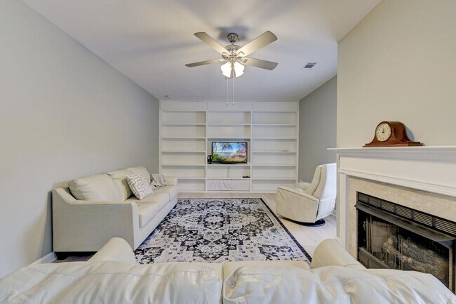 Building Photo - 3 Bedroom, 2.5 Bathroom Townhome in Ellington Woods - Mt Pleasant