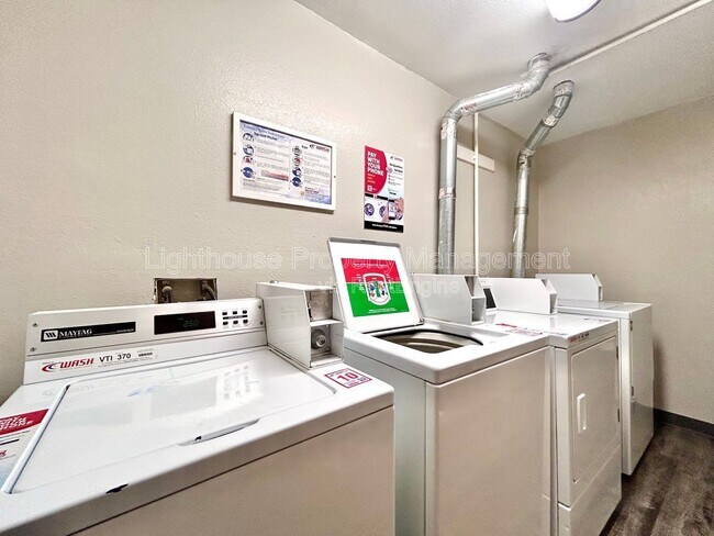 Building Photo - 587 W Randall St