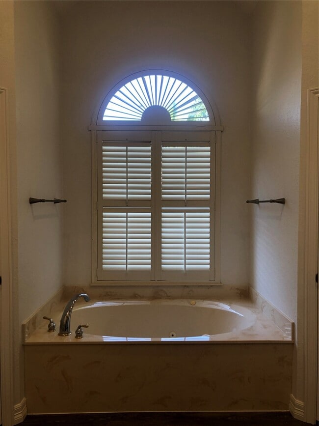 Building Photo - 135 Lakeside Dr