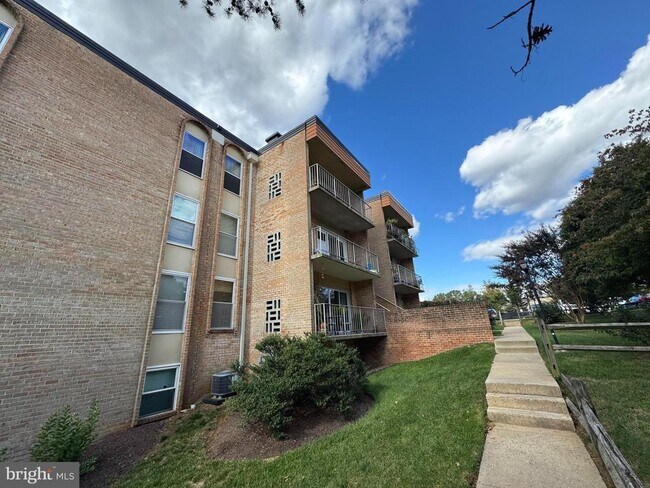 Building Photo - 11919 Parklawn Dr