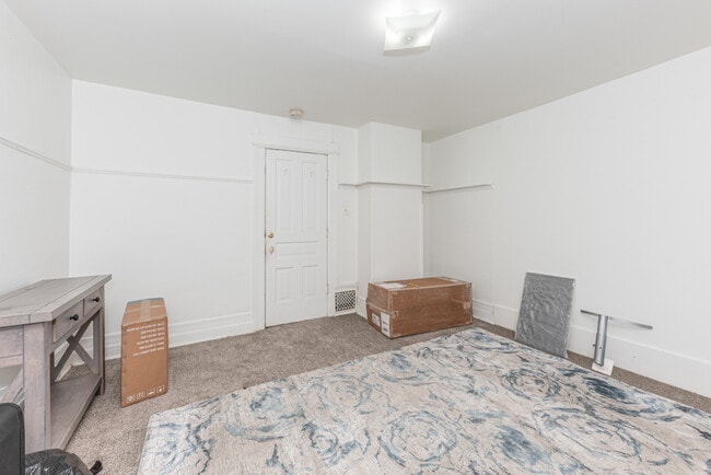 Building Photo - 808 E Ann St