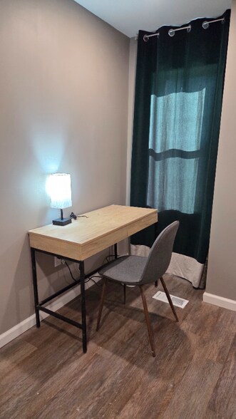 Building Photo - 1421 S Carey St