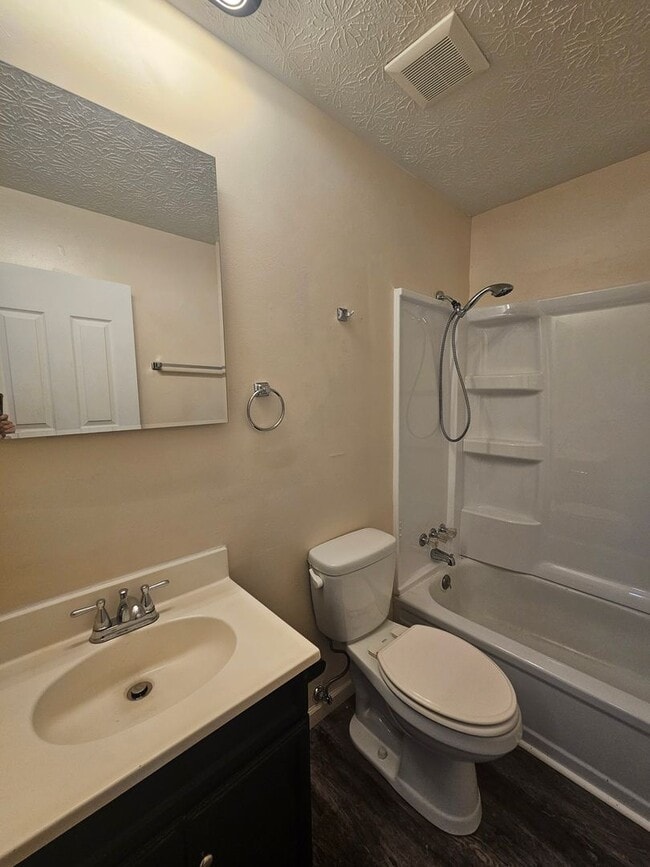 Building Photo - Ravenna 2 Bedroom 1 Bath Duplex