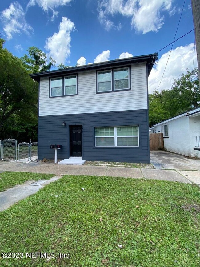 Building Photo - Charming Upstairs 2/1 - Available Now!